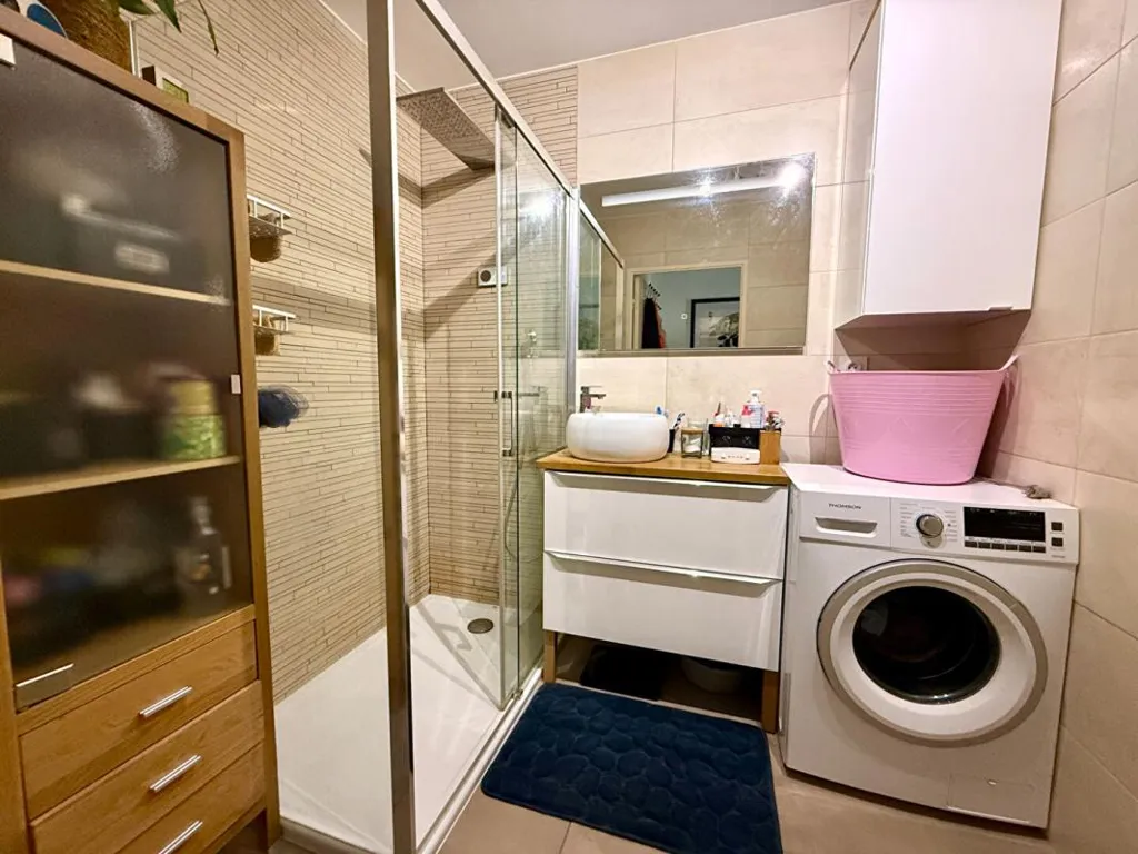 Salles de bain - Appartement avec Grande Terrasse et Parking à Proximité