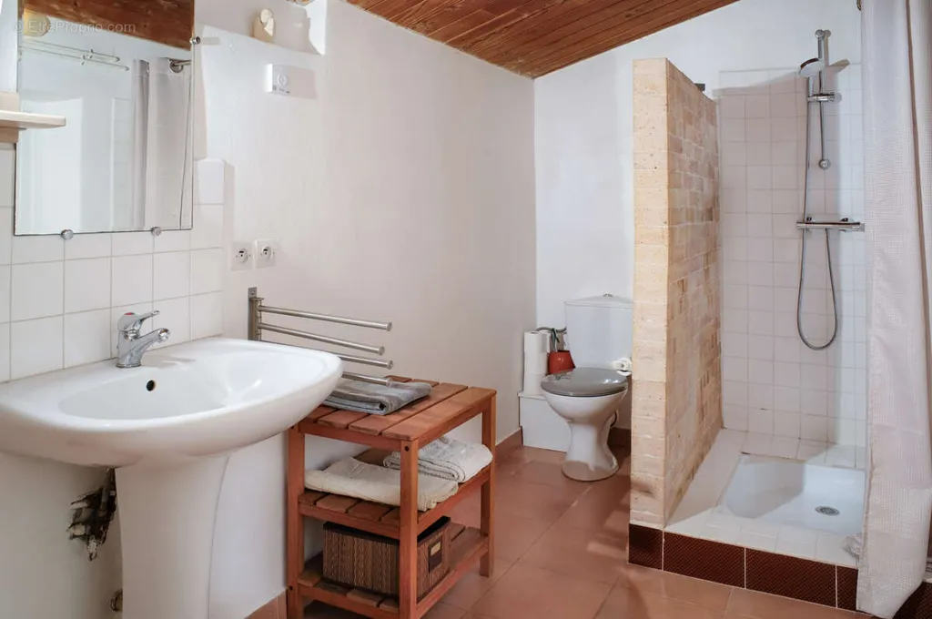 Vannitoad - Charming Ensemble with Village Views near Uzès