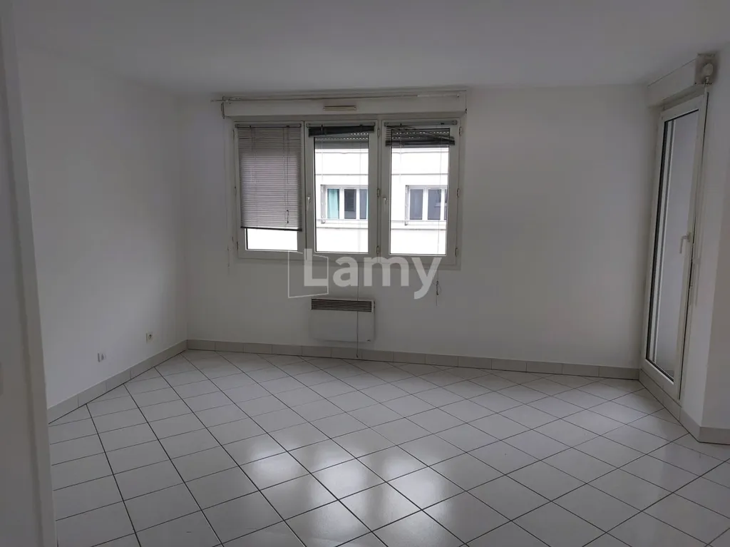 Pièces - Appartement Rénové avec Balcon à la Part Dieu