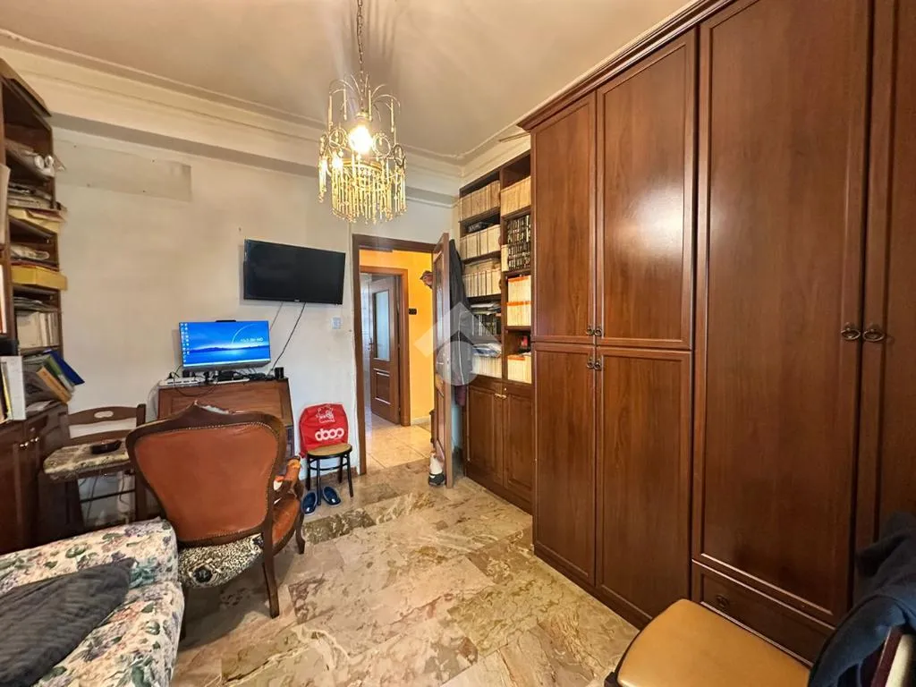 Kabinet - Three-Bedroom Apartment with Balcony in Crotone