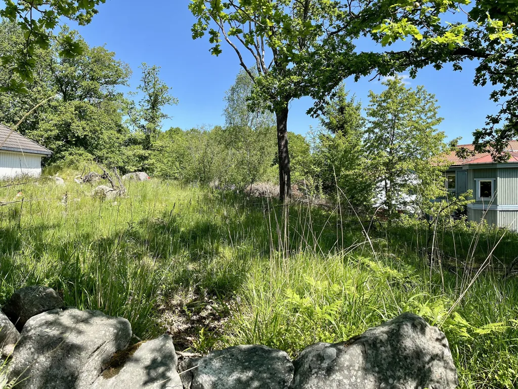 Aed - Exclusive Corner Plot with Villa Potential in Myrängen