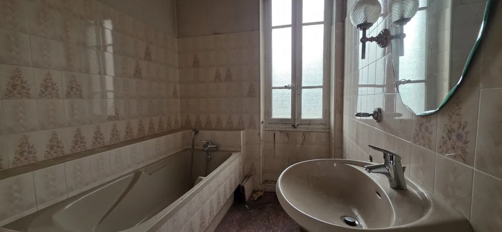 Salles de bain - Plateau à aménager avec parking à Paris