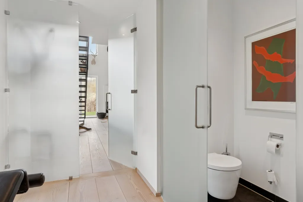 Salles de bain - Modern House with Stringent Architecture in Stouby