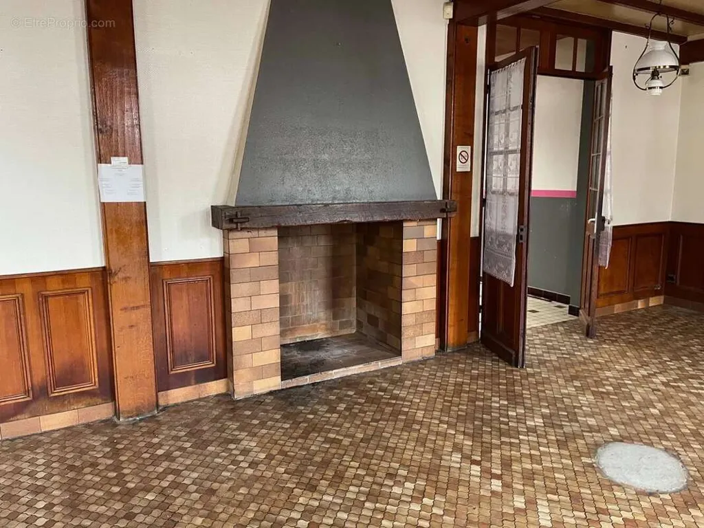 Séjour - Grande Salle de Restaurant avec Cour à Saint-Acheul