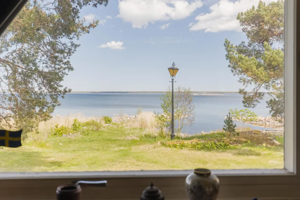 Toad - Charming Seafront Property in Stenskär