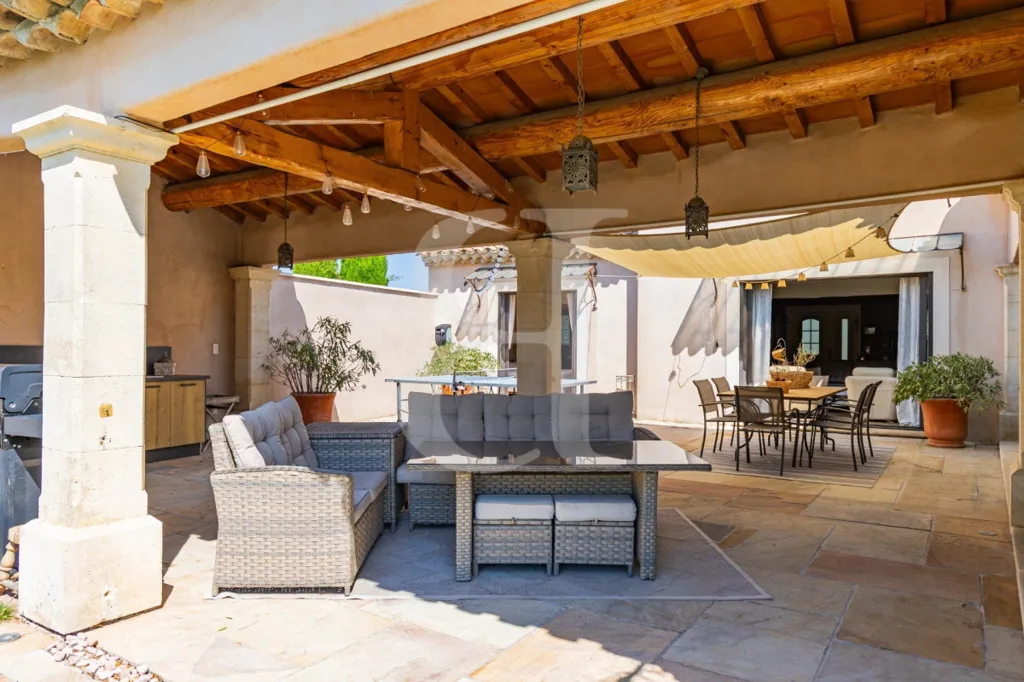 Terrasse - Maison Contemporaine avec Piscine à Ménerbes