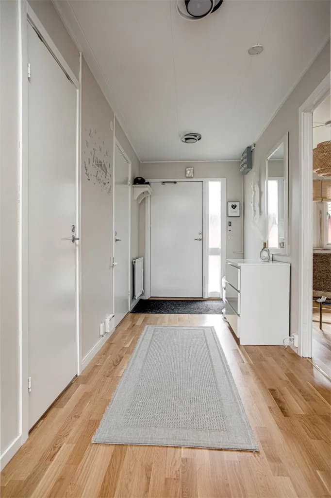 Esik - Corner Flat with Modern Finish in Kopparberg