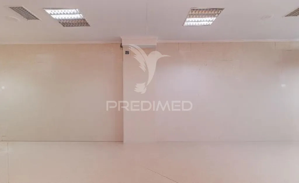 Pièces - Versatile Shop with Strategic Location in Laranjeiro