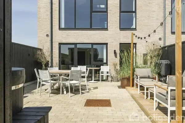 Garden - Modern End-Terrace House in Smørumnedre