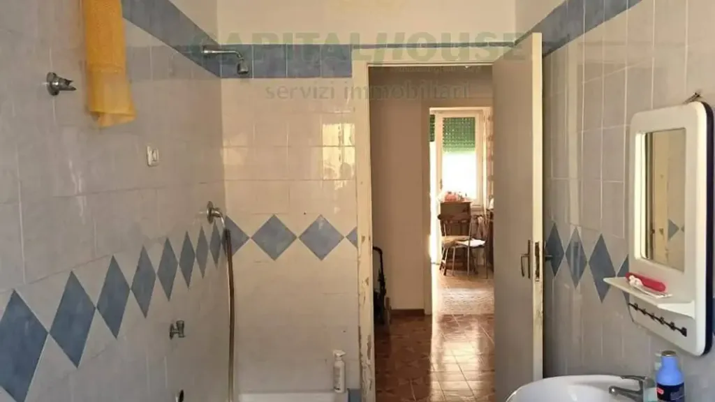 Salles de bain - Three-Bedroom Apartment with Terrazzo in Caserta