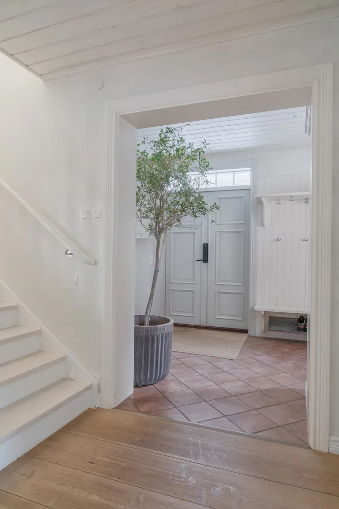 hallway_entrance