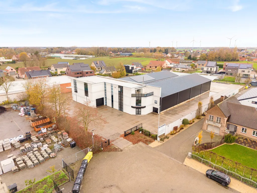 Vue aérienne - Bâtiment Multifonctionnel Rénové à Retie