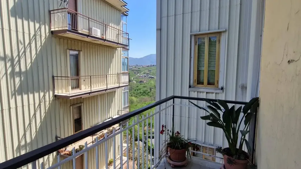 Rõdu - Three-Bedroom Apartment with Balcony in Avellino