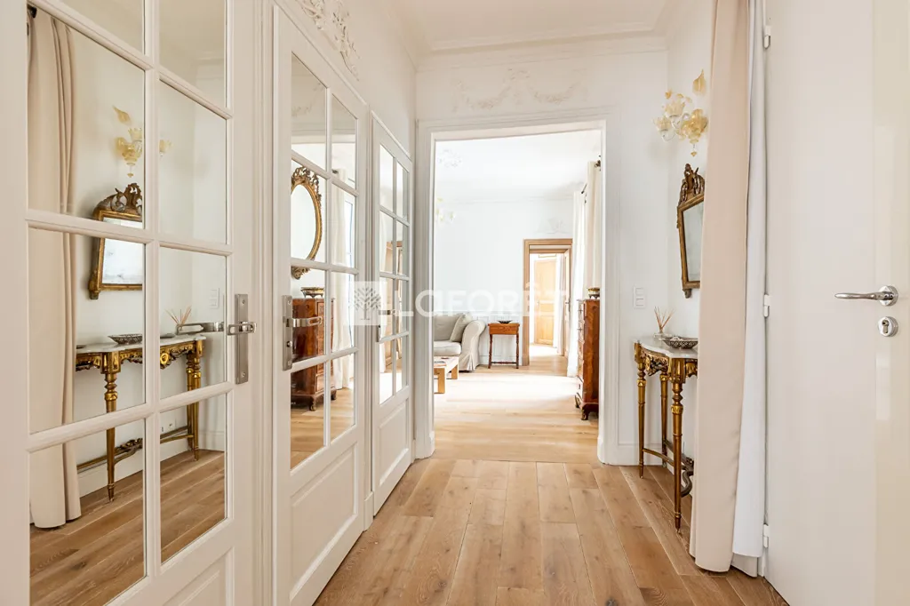 Esik - Renovated Flat with South-Facing View in Paris 3ème