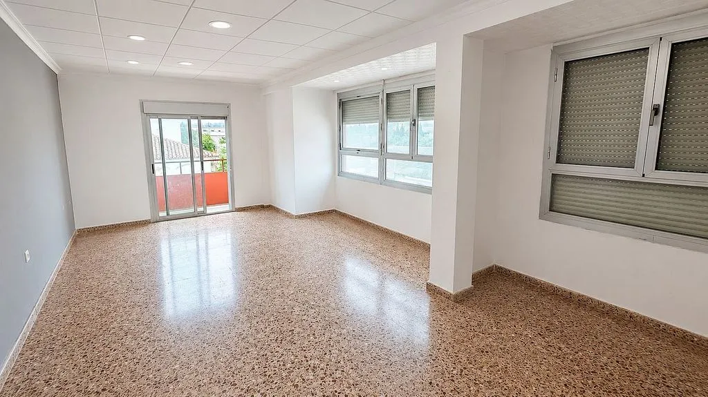 Rooms - Apartment with Balcony in Canals