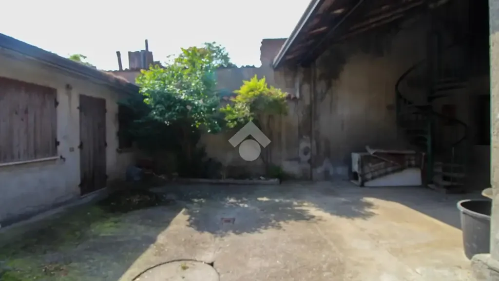 Aed - Rustic Property with Courtyard in Ghedi