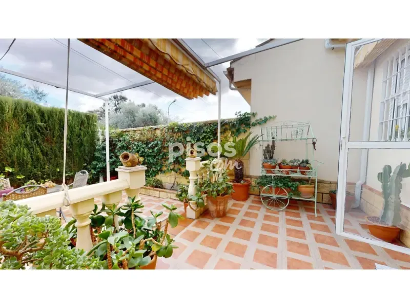 Terrasse - Two-Storey House with Solar Panels in Majaneque