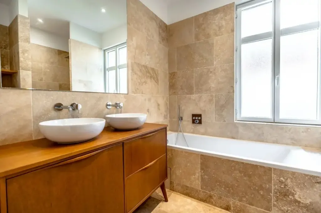 Salles de bain - Appartement Luxueux avec Vue Mer à Sainte-Maxime