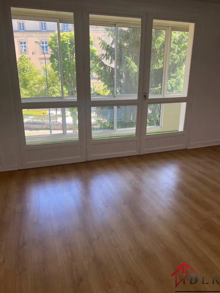 Rooms - Renovated Flat with Loggia in Chaumont Centre