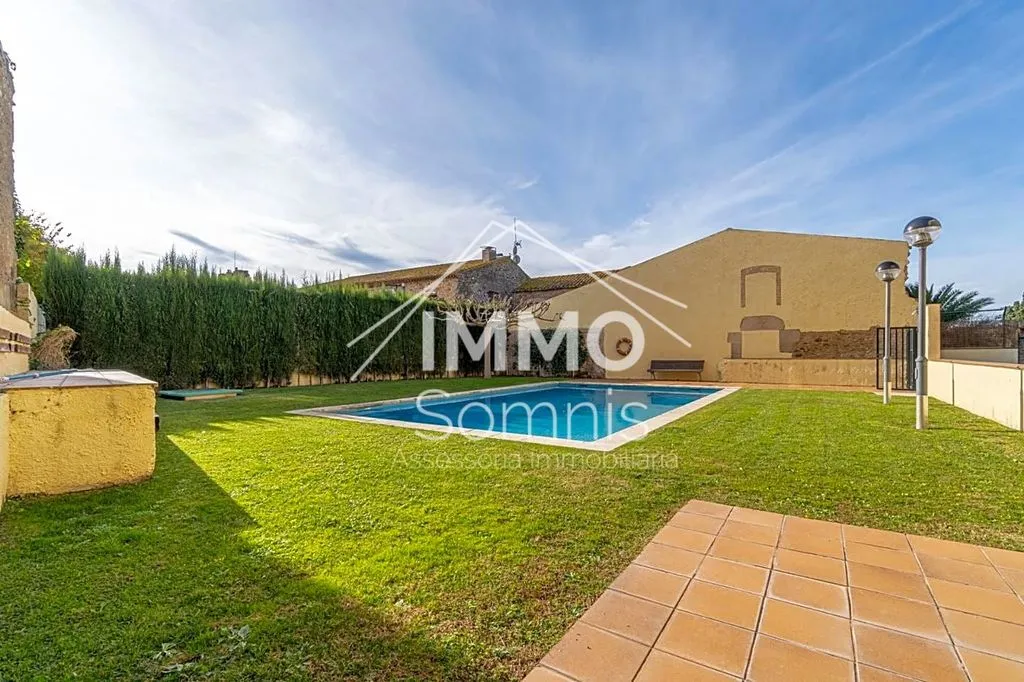 Piscina - Townhouse with Pool in Torroella de Fluvià