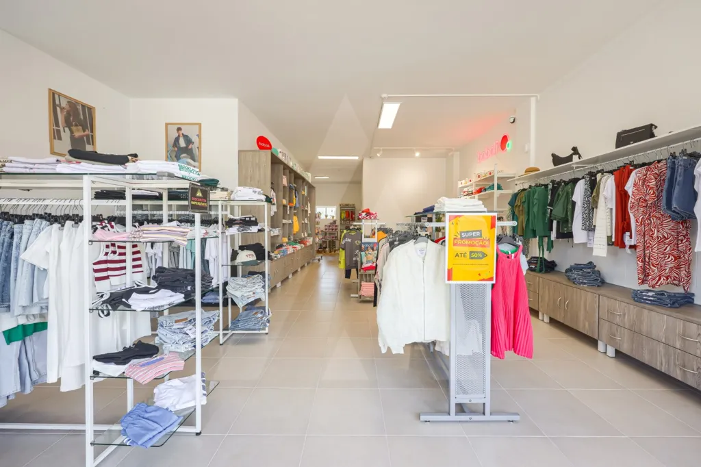 Pièces - Operational Clothing Store in Palhaça Centre