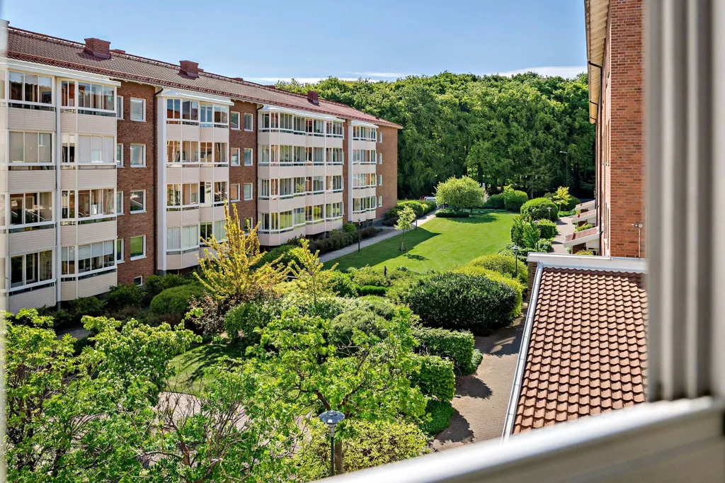 Garden - Modern Two-Bedroom with South-Facing Balcony in Malmö