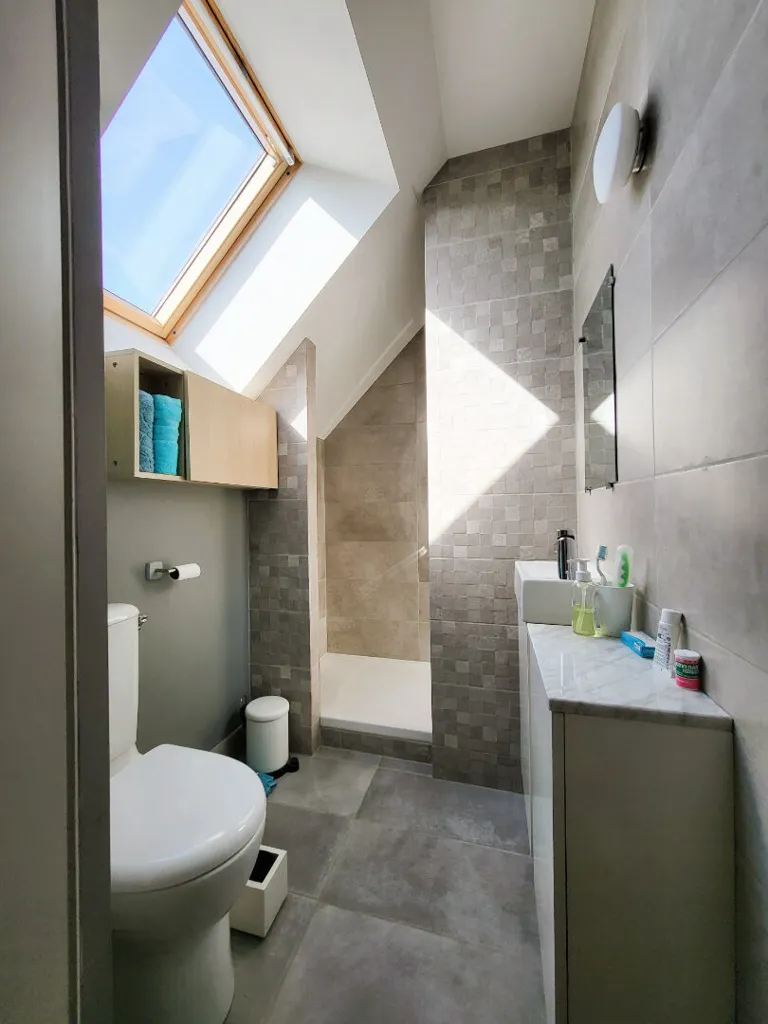 Salles de bain - Maison Moderne avec Jardin au Centre-Ville