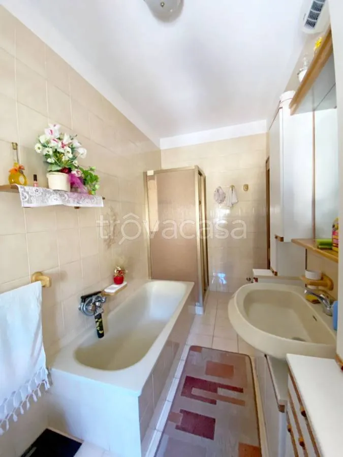 Salles de bain - Spacious Apartment with Balcony in Copparo