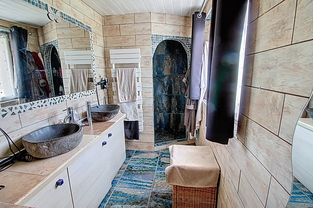 Salles de bain - Maison avec Piscine et Potentiel d'Agrandissement à Salernes