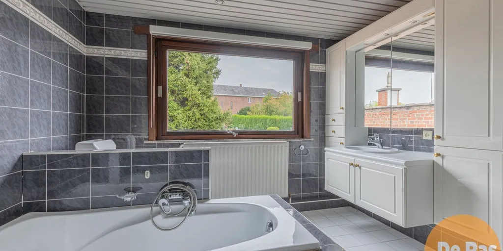 Salles de bain - Propriété Mixte avec Garage Spacieux à Mere