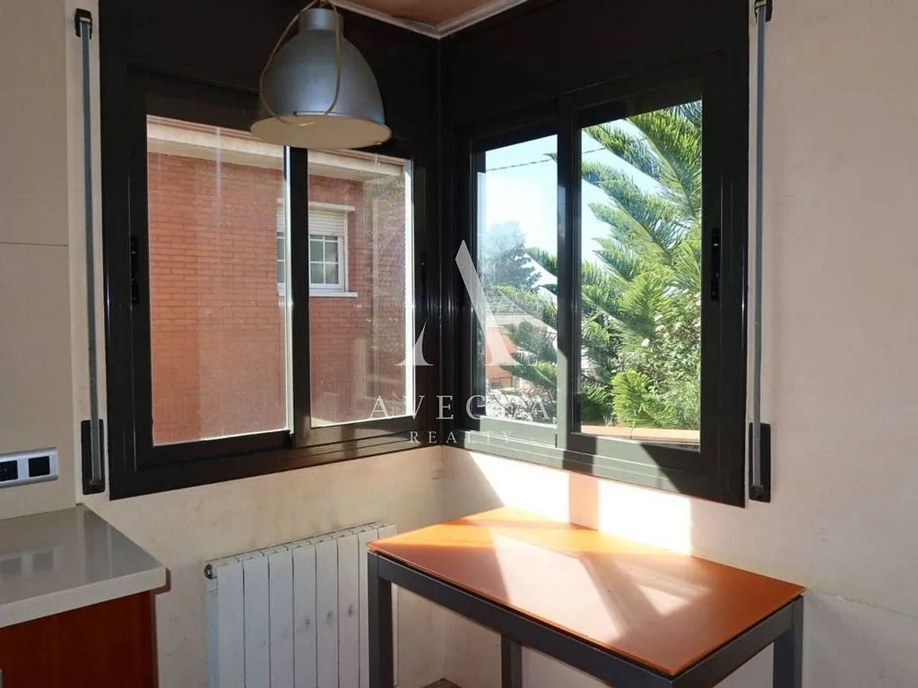 Bureau - Spacious House with Garden in Rubí