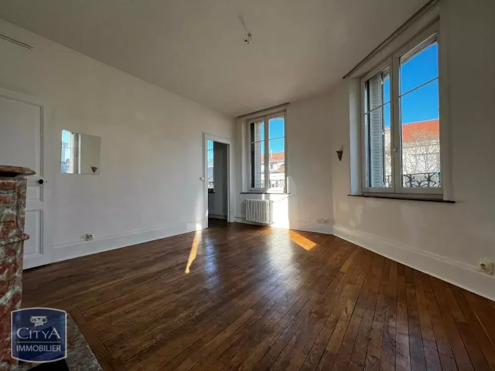 Toad - 3-Bedroom Apartment with Boulevard View in Nancy