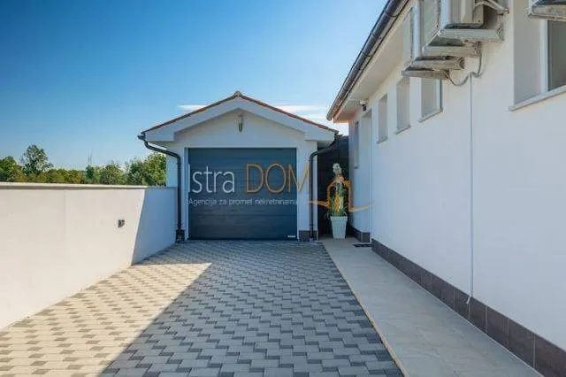 Esterno - Modern Bungalow with Pool in Ližnjan