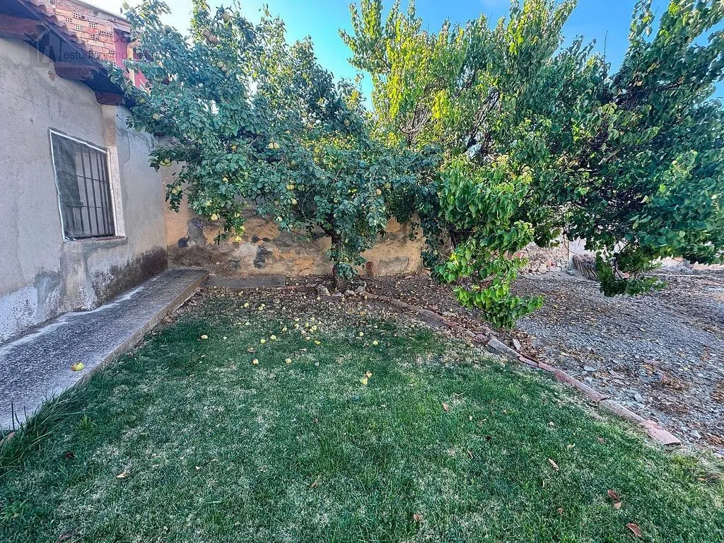 Aed - Six-Bedroom House with Large Plot in Renedo de Esgueva