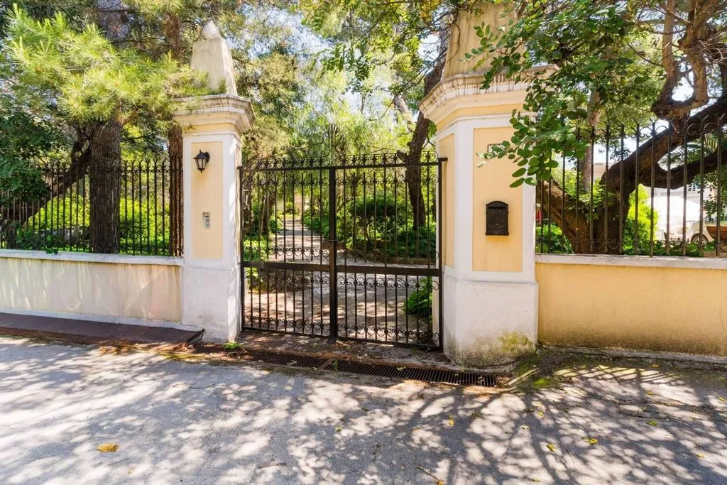Välivaade - Historic Villa with Private Park in Bari