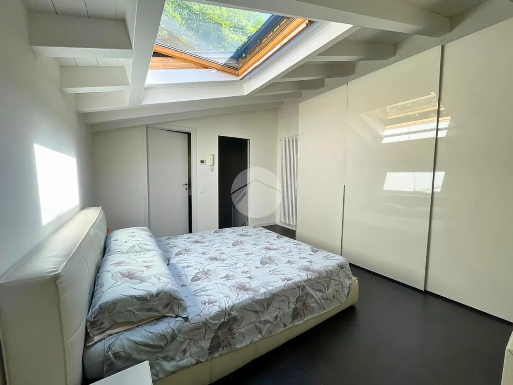 Chambres - Refined Two-Level Apartment with Lake View in Sarnico