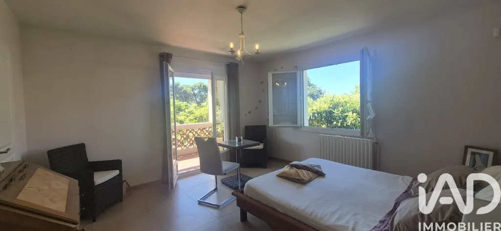 Chambres - Maison Rénovée avec Piscine au Crès