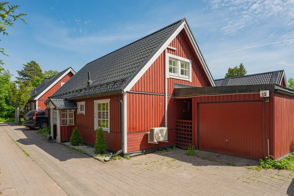 Välivaade - Detached House with Redwood Cladding in Puistola