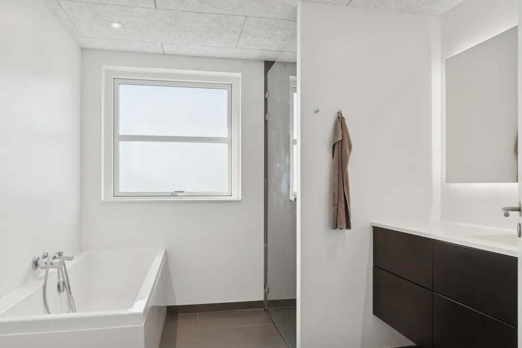 Salles de bain - Villa with Separate Parent Suite in Ørsted