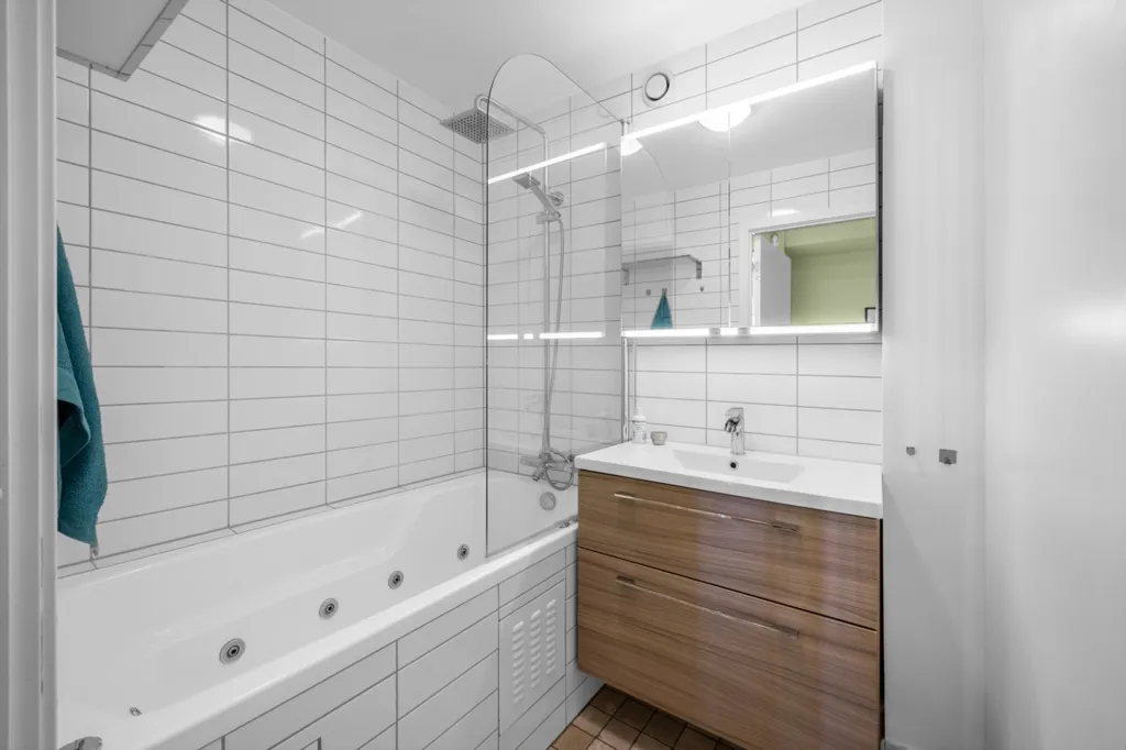 Bagni - Spacious 3-Bedroom Flat with Balconies in Furuset