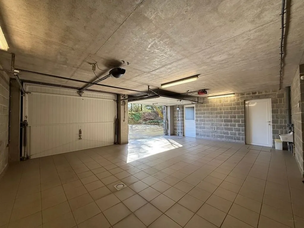 Garage - Villa Élégante avec Terrasse de 40 m² en Hautes Fagnes