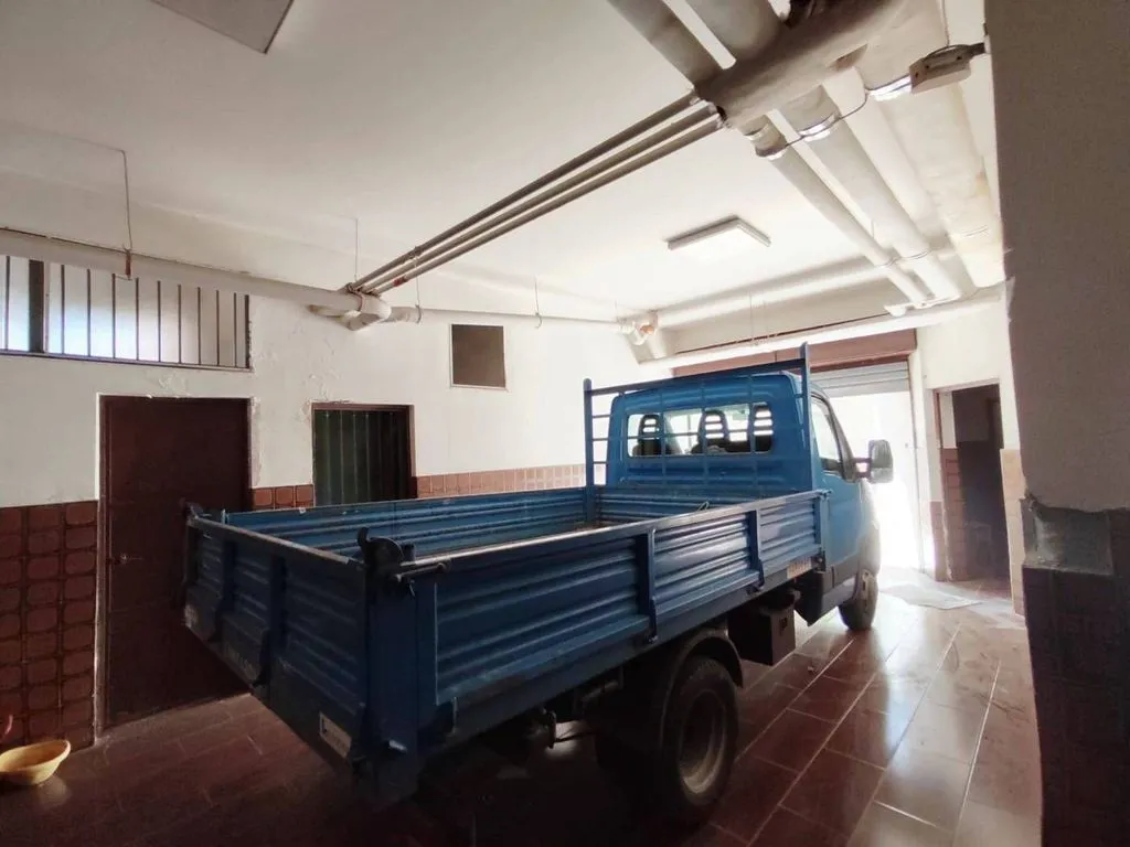 Garage - Luxury Villa with Private Garden in Palermo