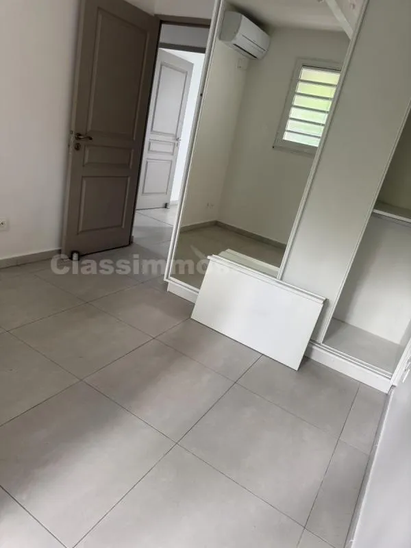 Toad - Spacious F4 Flat with Terrace in Lamentin