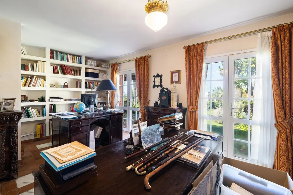 Bureau - Exclusive Villa with Private Pool in Torrequebrada