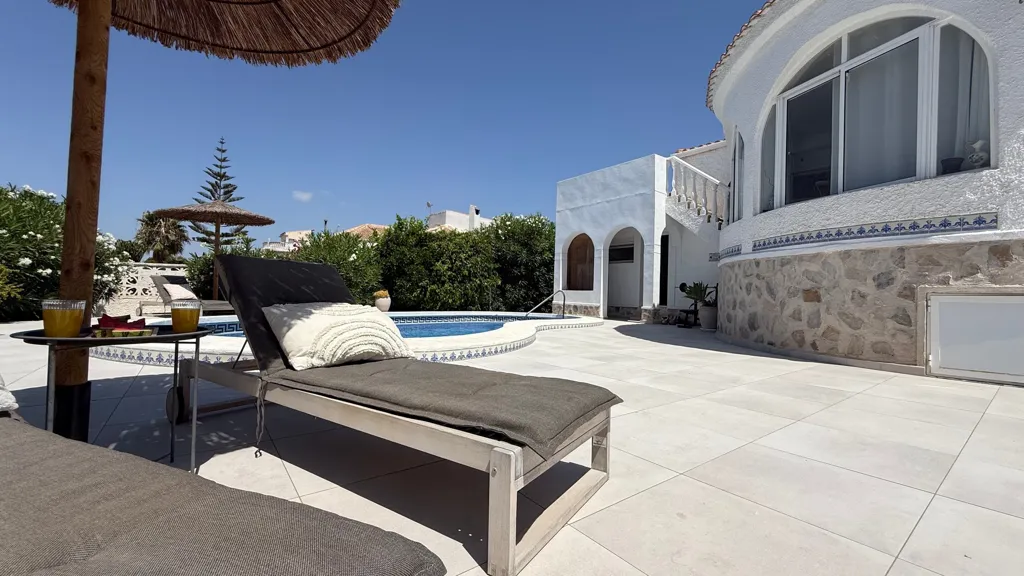 Piscine - Nordic-Style Villa with Pool in Costa Blanca