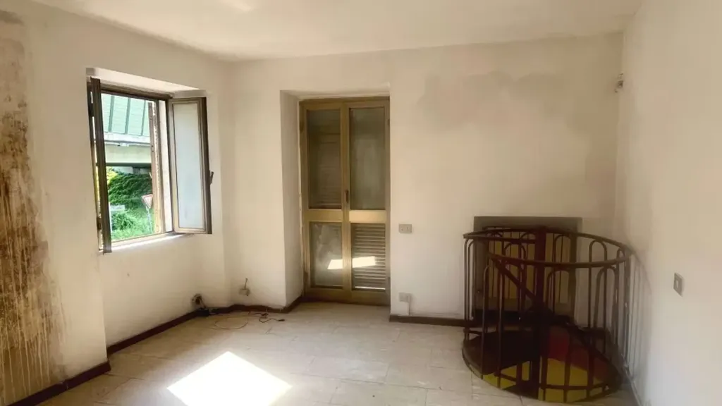 Toad - Semi-detached Villa to Renovate in Massa