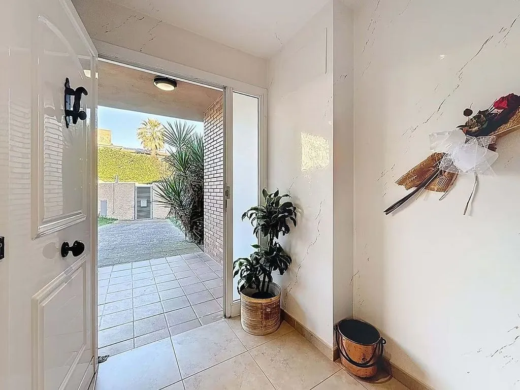Entrée - Luxury Detached House with Wellness Features in Sabadell