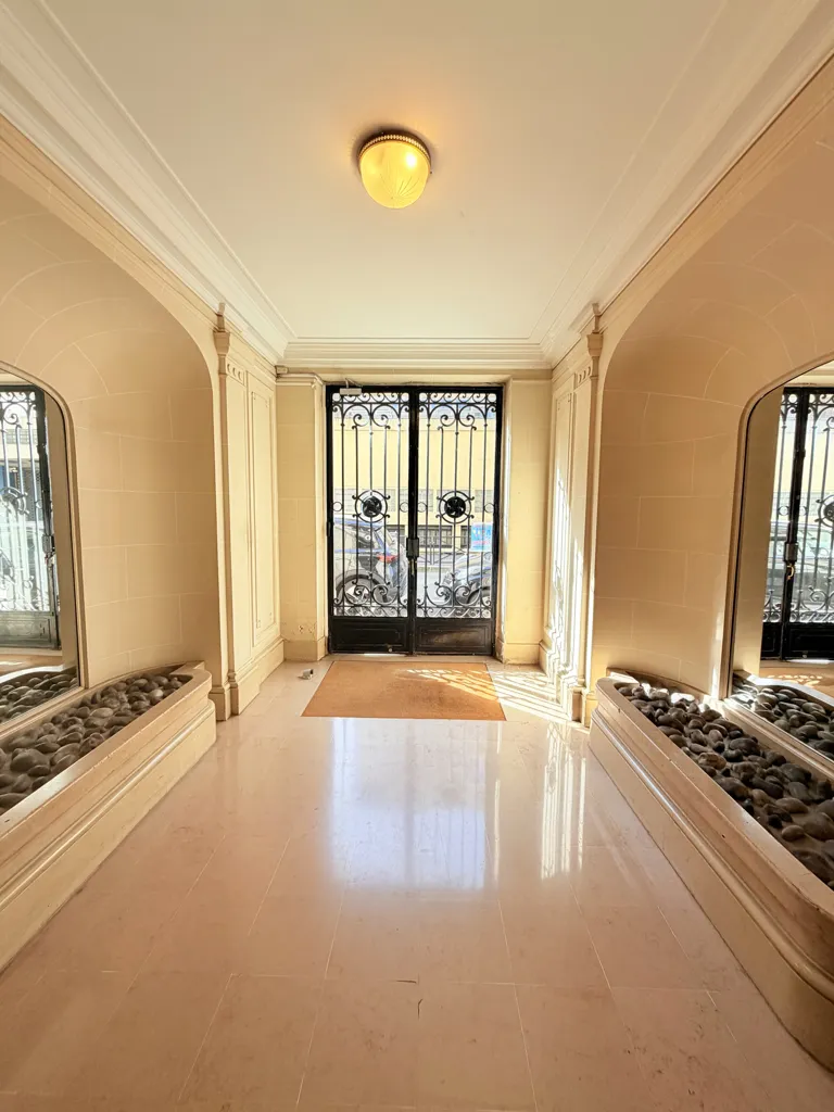 Esik - Fully Furnished 2-Bed Flat with Eiffel View in Paris