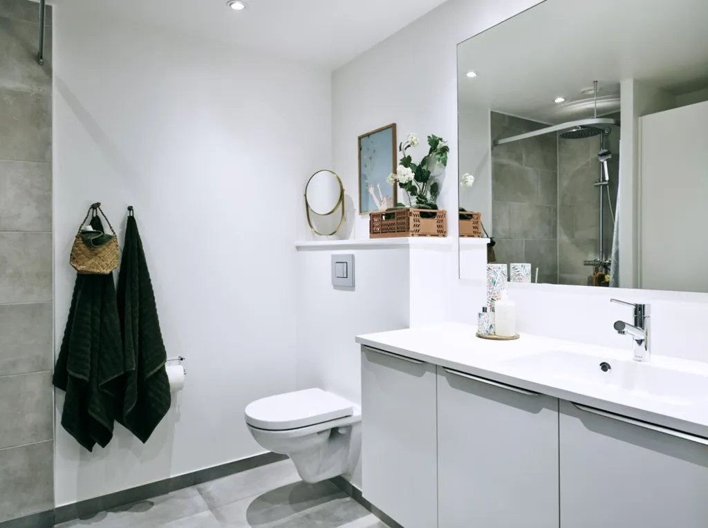 Vannitoad - 5-Bed Flat with Balcony in 15100 Area