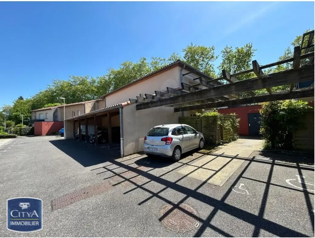 Garage - Meubled 2-Bedroom Flat with Balcony in Pau